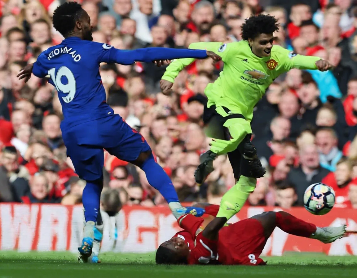 Liverpool and Manchester United Share Spoils in Thrilling 2-2 Draw